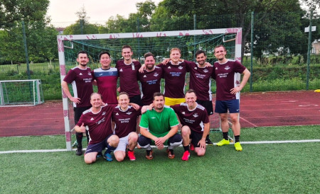 VIKI TEAM, jaro 26, 5.liga, na Meteoru po demolici Carthage 10:1 !! Stojí zleva: Simír, Kasy, Áda, Medy, Lišák, Stany a Albi. Dole zleva: Viki, Vyhny, Brzda a Ondy 